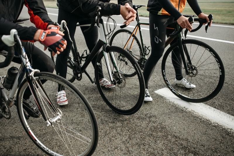 Cycliste sur une route de montagne dans les Pyrénées